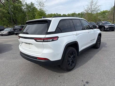 Used 2024 Jeep Grand Cherokee Altitude image 8