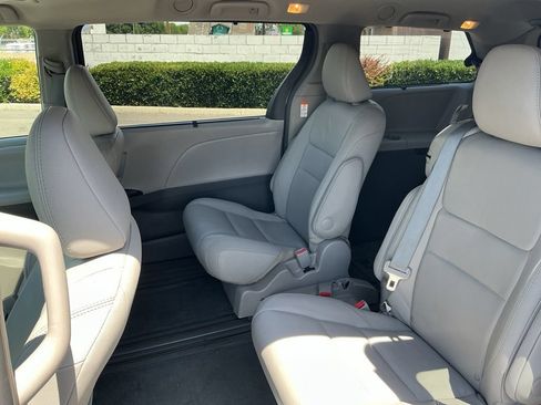 Used 2016 Toyota Sienna XLE w/ XLE Navigation Package FWD image 21