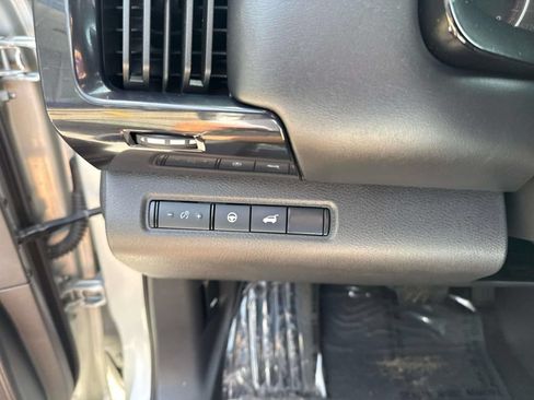 Used 2025 Nissan Pathfinder SV FWD image 24