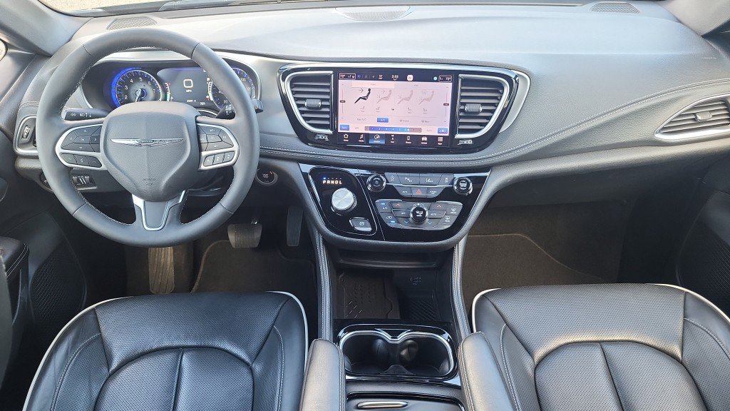 Used 2026 Chrysler Pacifica Limited FWD image 28