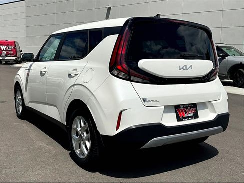 Used 2023 Kia Soul LX w/ LX Technology Package FWD image 4