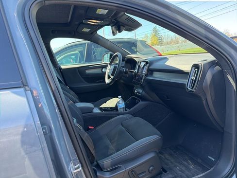 Used 2023 Volvo XC40 B5 Plus w/ Climate Package image 2