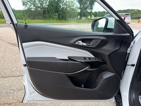 Used 2025 Chevrolet Trax LT FWD image 17