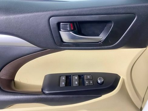 Used 2019 Toyota Highlander XLE AWD/4WD image 24