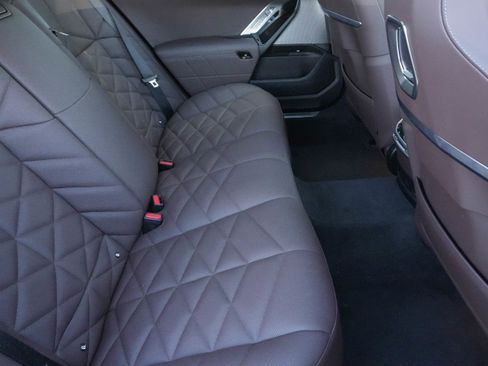 Certified 2025 BMW 740i image 38