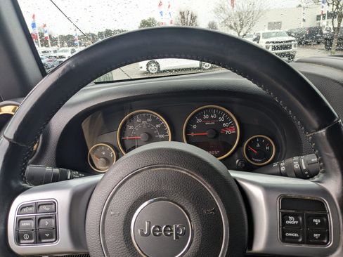 Used 2015 Jeep Wrangler Rubicon image 12