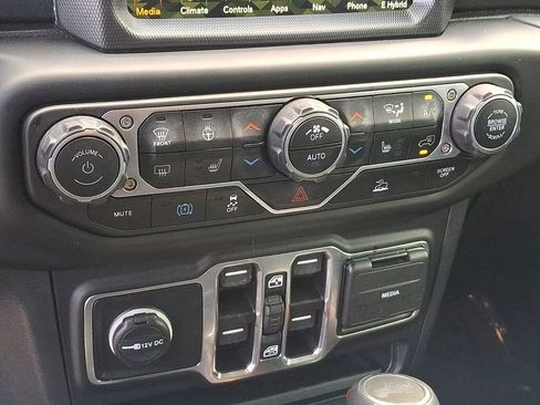 Used 2023 Jeep Wrangler Unlimited Sahara w/ Cold Weather Group AWD/4WD image 17