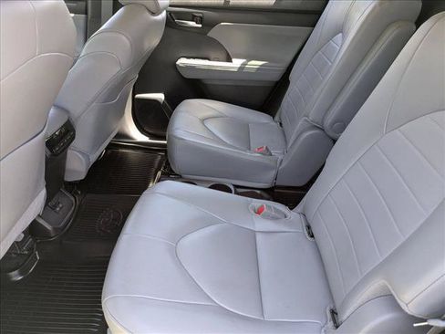 Used 2024 Toyota Highlander XLE FWD image 17