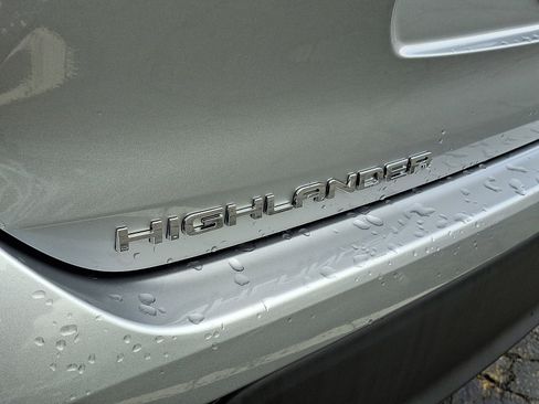 Used 2023 Toyota Highlander XLE AWD/4WD image 4