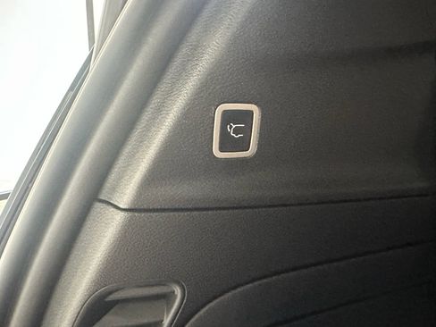 Used 2025 Chrysler Pacifica Pinnacle FWD image 9