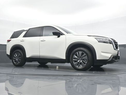 Used 2024 Nissan Pathfinder S image 23
