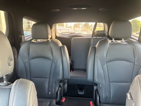 Used 2023 Buick Enclave Premium AWD/4WD image 31