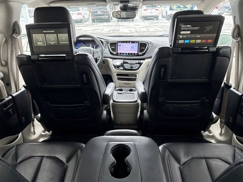 Used 2022 Chrysler Pacifica Touring-L w/ Uconnect Theater Family Group image 17