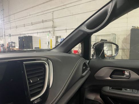 Used 2025 Chrysler Pacifica Limited image 41