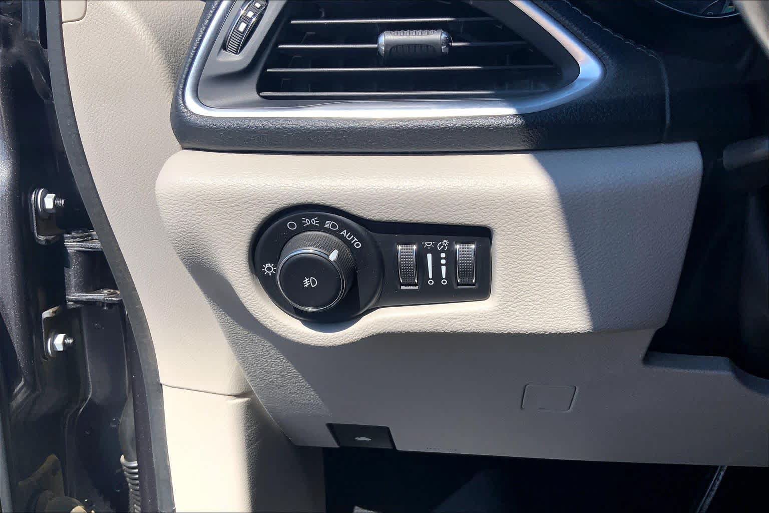 Used 2020 Chrysler Pacifica Limited FWD image 36