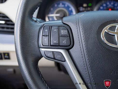 Used 2020 Toyota Sienna XLE Premium FWD image 29