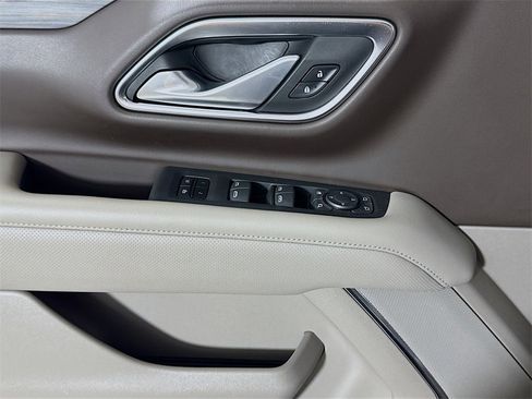 Used 2021 GMC Yukon XL SLT w/ SLT Premium Package image 16