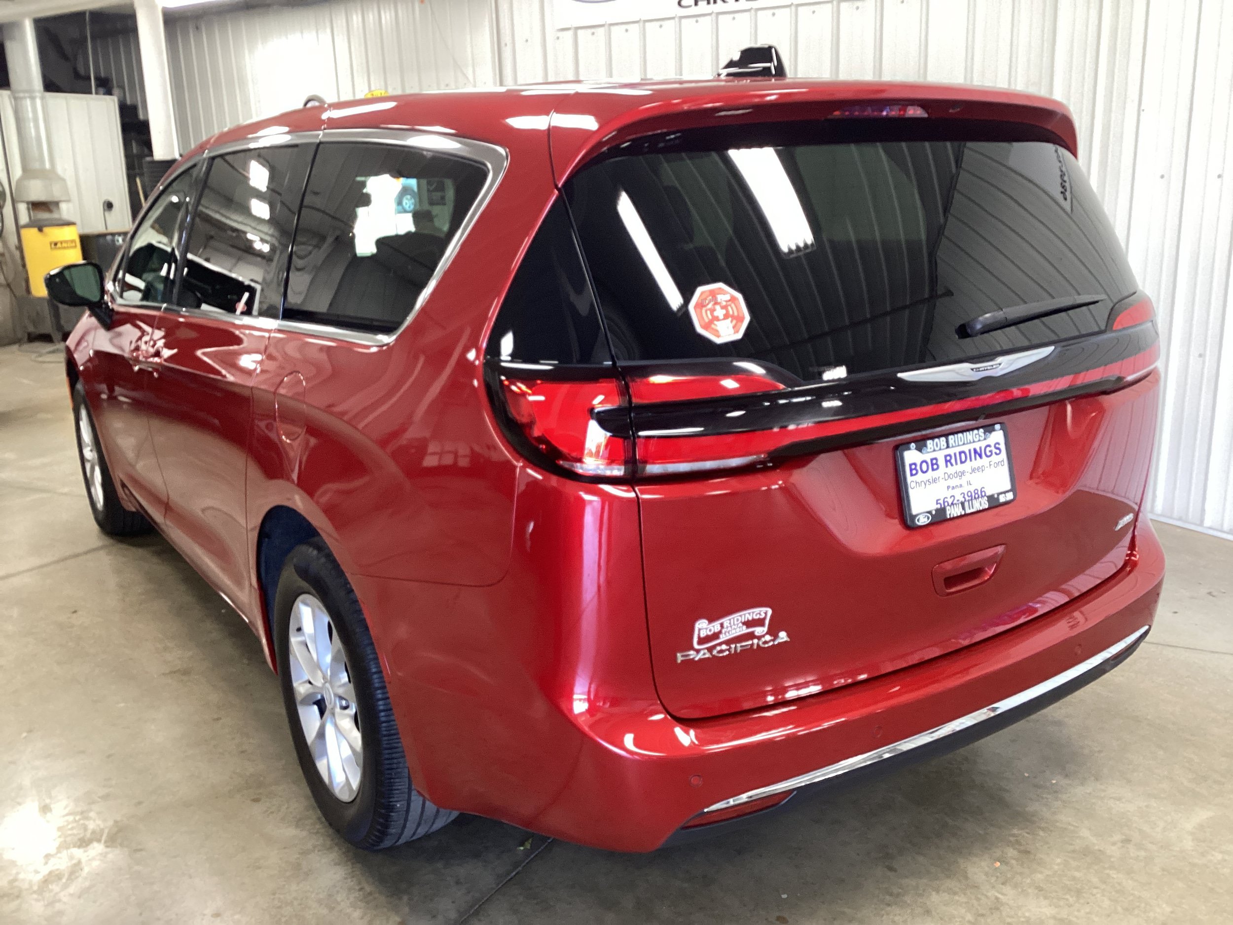 Used 2025 Chrysler Pacifica Select AWD/4WD image 3