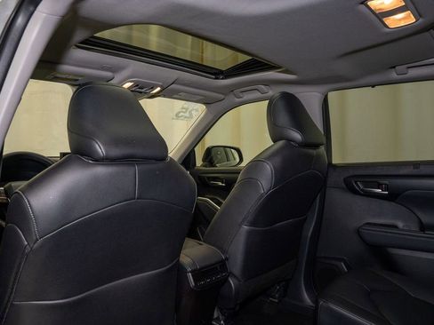 Used 2025 Toyota Highlander XLE image 10