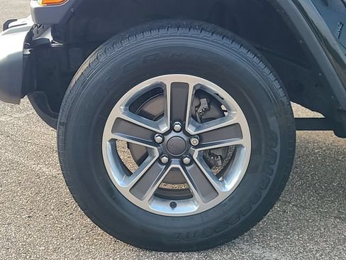 Used 2018 Jeep Wrangler Unlimited Sahara w/ Uconnect 4C Nav & Sound Group AWD/4WD image 10
