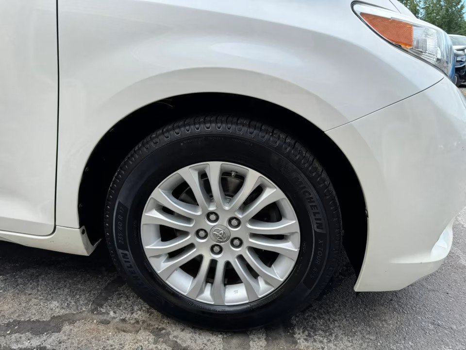 Used 2015 Toyota Sienna XLE FWD image 10