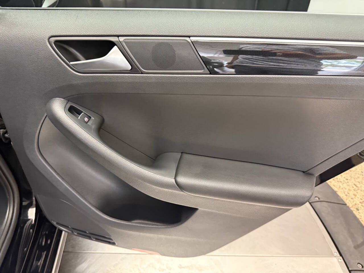 Used 2017 Volkswagen Jetta SEL Premium FWD image 26