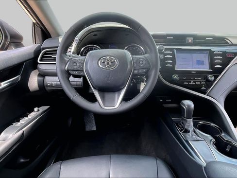 Used 2020 Toyota Camry SE FWD image 6