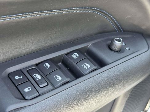 Used 2025 Jeep Compass Limited w/ Sun & Sound Group AWD/4WD image 17