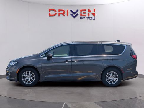 Used 2023 Chrysler Pacifica Touring-L FWD image 2