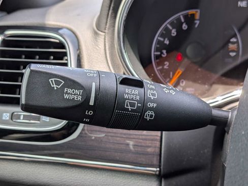 Used 2019 Jeep Grand Cherokee Overland AWD/4WD image 27