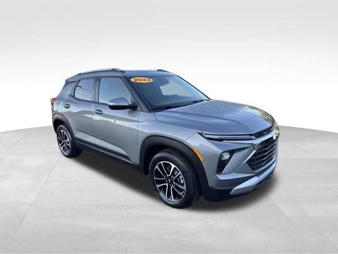 Used 2024 Chevrolet TrailBlazer LT w/ Convenience Package FWD image 3