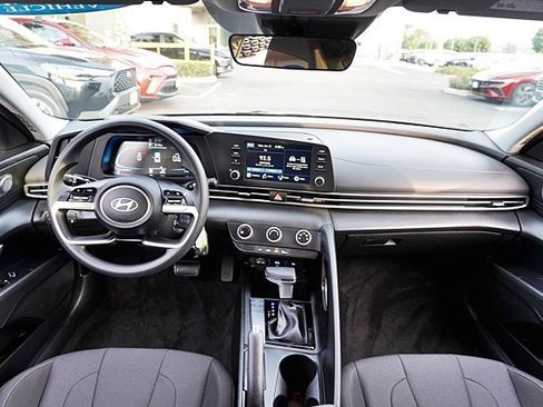 Certified 2026 Hyundai Elantra SE image 17