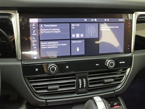 Certified 2025 Porsche Macan image 25