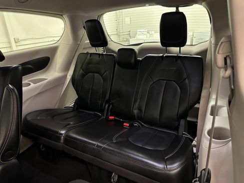 Certified 2023 Chrysler Pacifica Touring-L image 25