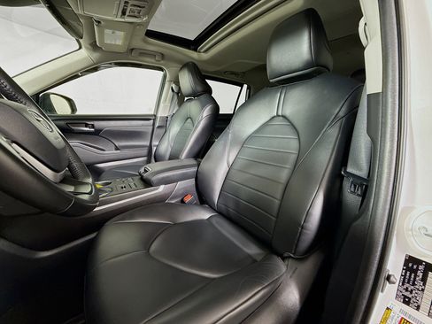 Used 2023 Toyota Highlander XLE AWD/4WD image 11