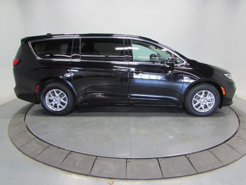 Used 2024 Chrysler Pacifica Touring-L FWD image 8