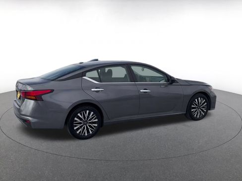 Used 2025 Nissan Altima 2.5 SV FWD image 14