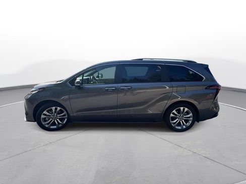 Used 2023 Toyota Sienna Platinum FWD image 9