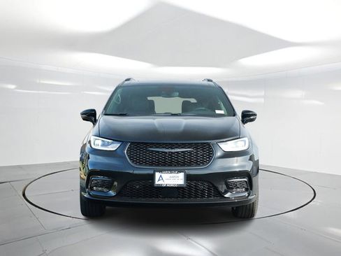 New 2026 Chrysler Pacifica Limited w/ Uconnect Theater Family Group AWD/4WD image 4