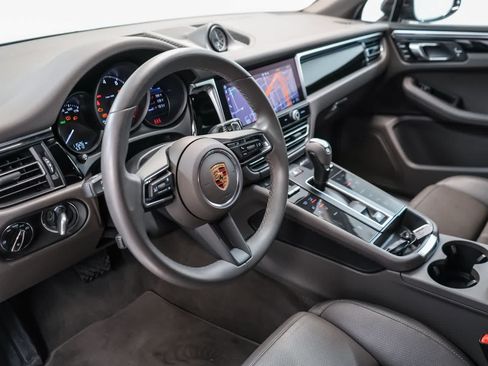 Certified 2024 Porsche Macan AWD/4WD image 4