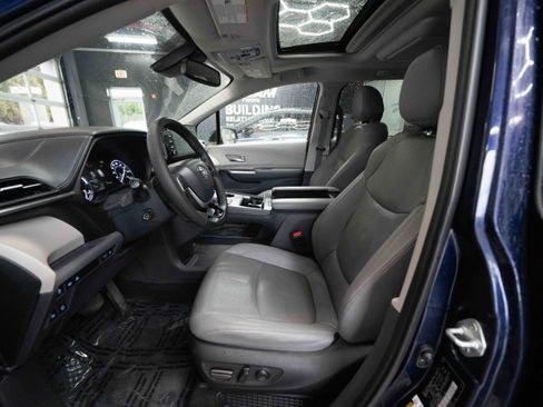 Used 2023 Toyota Sienna Limited image 9