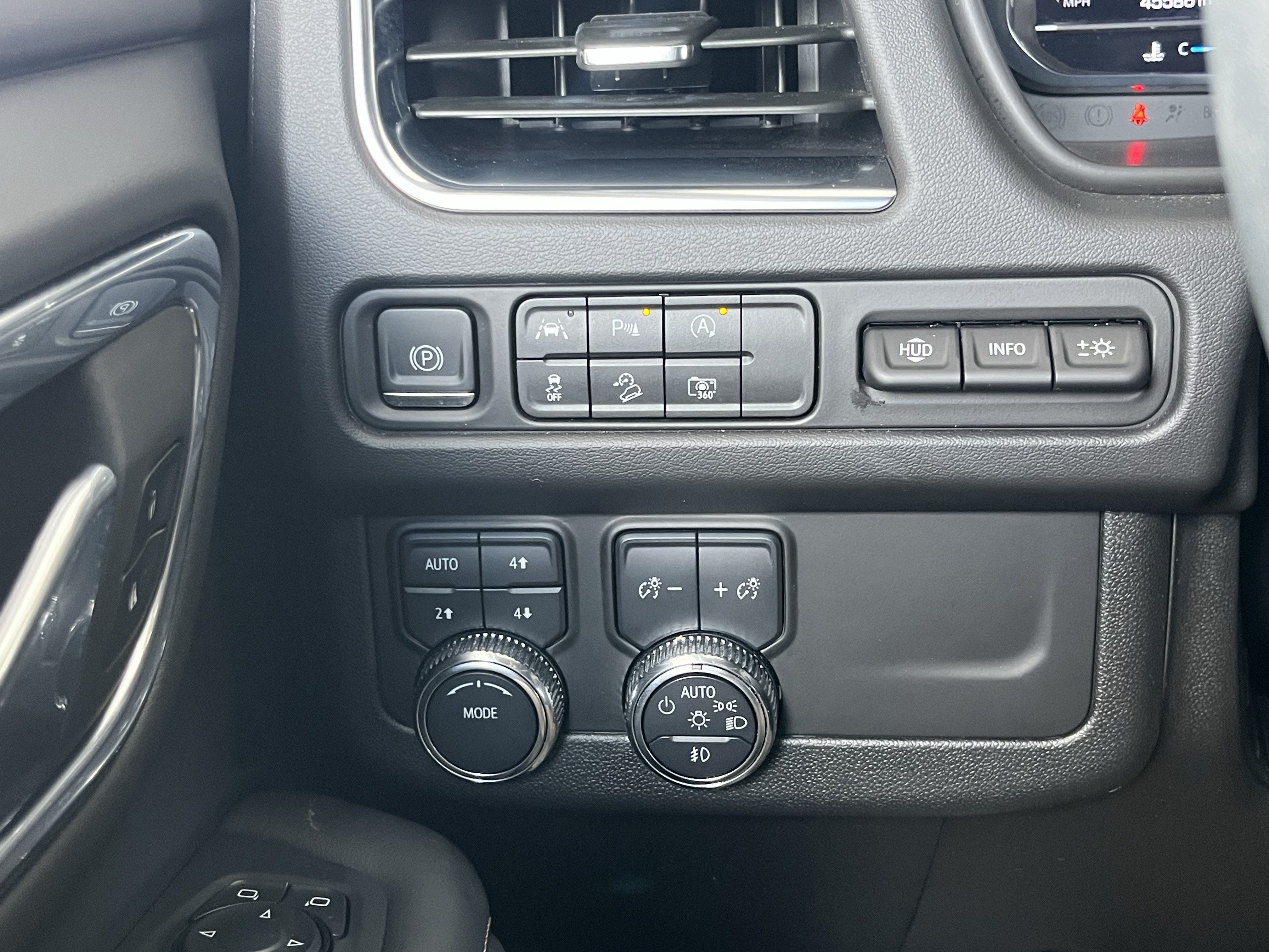 Used 2024 GMC Yukon AT4 w/ Technology Package AWD/4WD image 12