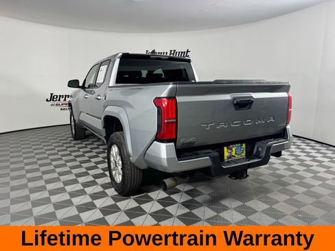 Used 2025 Toyota Tacoma SR5 AWD/4WD image 9