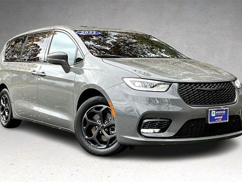 Used 2022 Chrysler Pacifica Limited w/ Uconnect Theater Family Group image 3