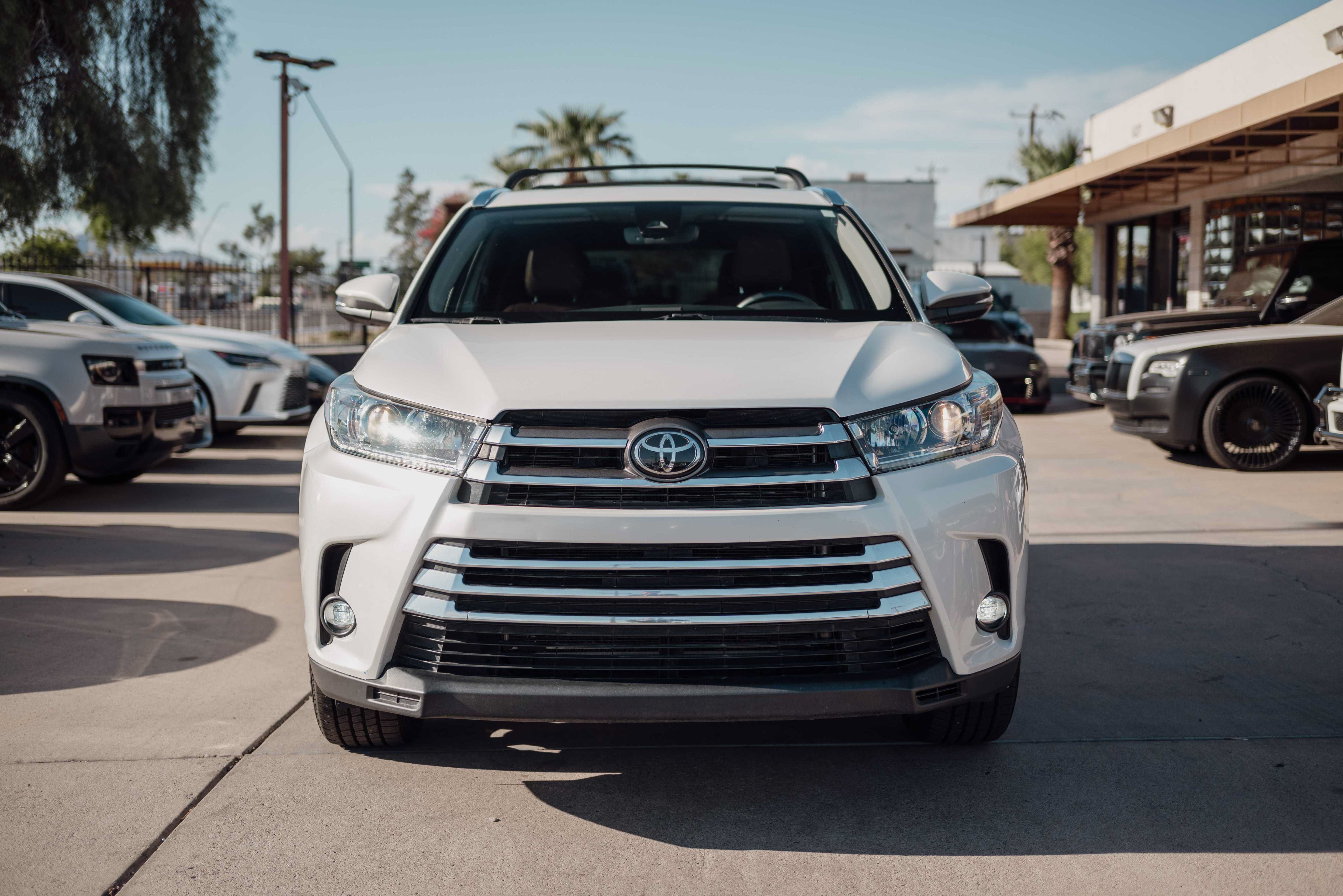 Used 2019 Toyota Highlander Limited w/ Carpet Mat Package (TMS) FWD image 2