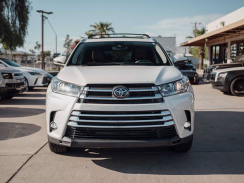 Used 2019 Toyota Highlander Limited w/ Carpet Mat Package (TMS) FWD image 2