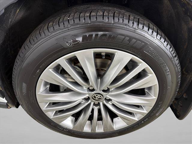 Used 2024 Toyota Highlander Platinum FWD image 13