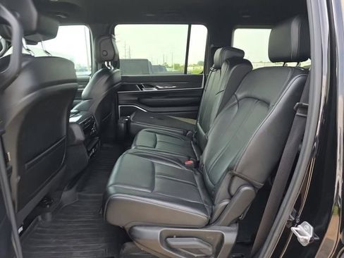 Used 2022 Jeep Wagoneer Series III AWD/4WD image 11