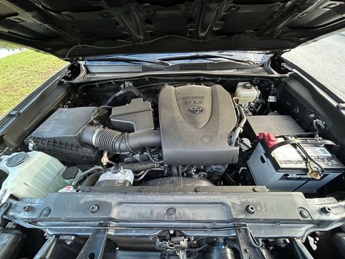 Used 2022 Toyota Tacoma TRD Off-Road w/ Technology Package AWD/4WD image 11