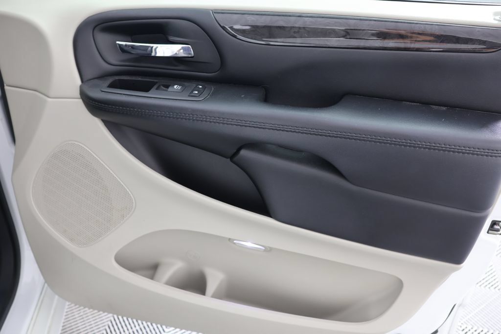 Used 2019 Dodge Grand Caravan SE FWD image 22